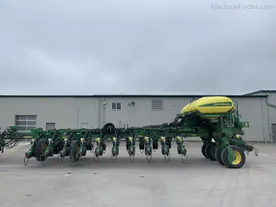 Acres (estimated): 10000 Rows: 24 / Row Spacing: 30 in / Frame: Flex Fold / Metering System: Vacuum...