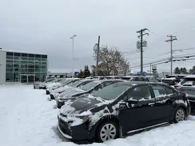 AUCUN DOSSIER DE DOMMAGE Ce Corolla est équipé de : Bluetooth, Cruise, PRISE USB, sièges chauffants,...
