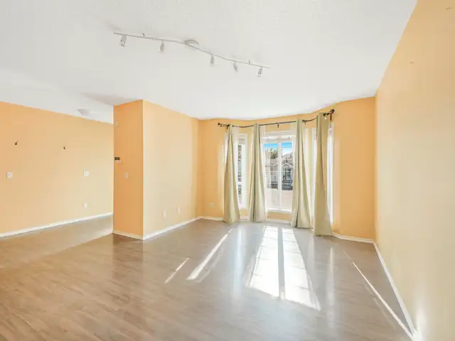 Stunning 3 Bed townhouse with LOW CONDO FEE! Only $299k WOWZER63838172010625122