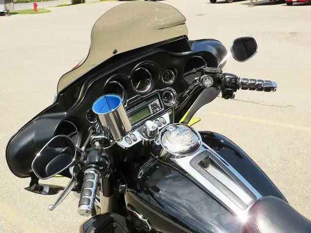 2009 Harley-Davidson FLHTCU Ultra Classic Electra Glide in Street, Cruisers & Choppers in Cambridge - Image 14