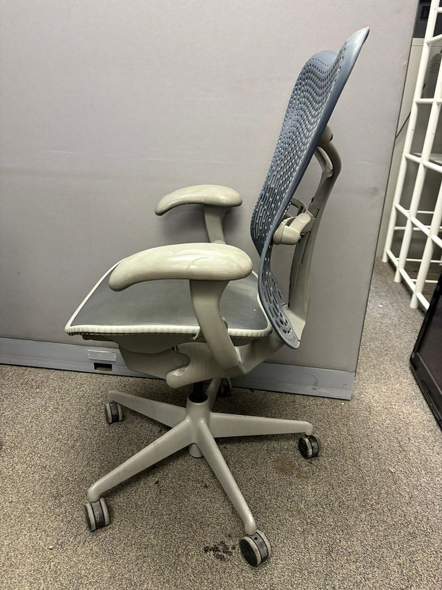 Herman Miller Mirra Chair-Excellent Condition-Call us now! in Chairs & Recliners in Mississauga / Peel Region - Image 3