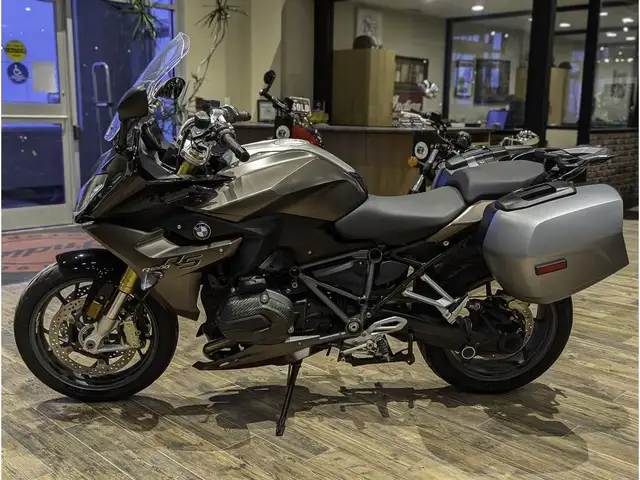 2018 BMW R 1200 RS // Frozen Bronze Metallic/Black Storm Metalli in Sport Bikes in Winnipeg - Image 14