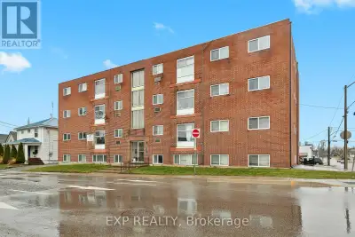 Clean, recently renovated 2 bedroom, 1 bathroom apartment located in the heart of downtown Niagara F...