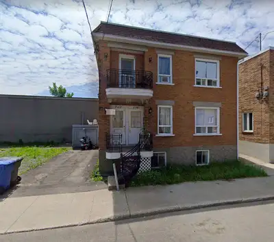 418-655-8281 À voir au 242 rue Anna, très beau 4 1/2 situé au demi sous-sol d'un petit immeuble de s...