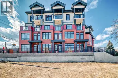 Amazing value Lovely corner 3 level townhouse-style unit with beautiful view of downtown in desirabl...