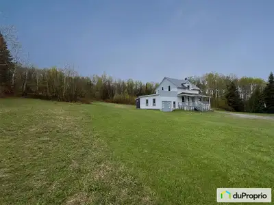 Maison avec un grand terrain, dans un secteur paisible au cur du village St-Elzéar-De-Temiscouata. L...