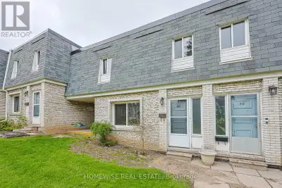 Renovated and spacious four bedroom townhome in the heart of the Applewood Hills community of Missis...