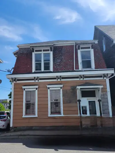 3D PROPERTY MANAGEMENT Bookings: (506) 631-8016 Spacious 2-Bedroom Apartment in the North End **Avai...