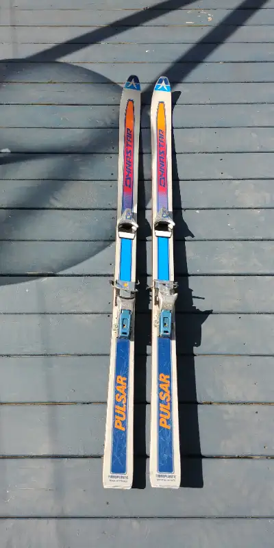 Ski alpin Pulsar Dynastar de 157 cm de long à vendre. Fixations Salomon S202 en bon état. Le prix es...