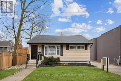 82 WILSON STREET Oakville (CO Central), Ontario