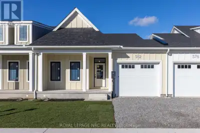 RARE Opportunity - COMPLETED Customized Basement! Welcome to Harbourtown Village at Waverly Beach -...