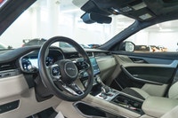 Jaguar F-PACE P550 AWD SVR 2022: - Extérieur métallisé rouge FIRENZE avec intérieur en cuir et daim... (image 1)