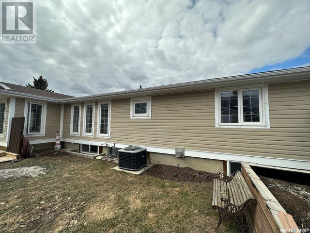 303 8th AVENUE W Kindersley, Saskatchewan in Houses for Sale in Saskatoon - Image 4