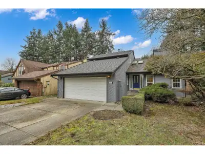 Dear Buyer, be captivated by the grand entry with soaring vaulted ceilings and a bright, open feel....