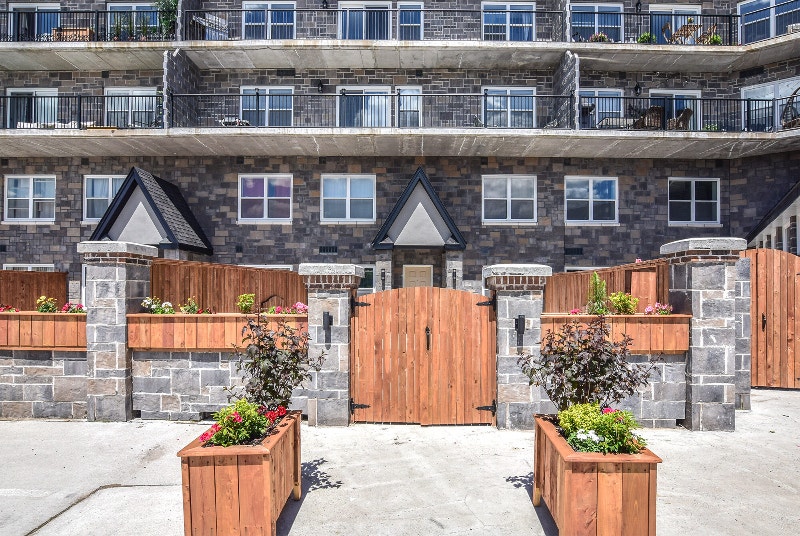 Luxury Townhouse 3 Bedroom Apartment (Pets Friendly) Long Term