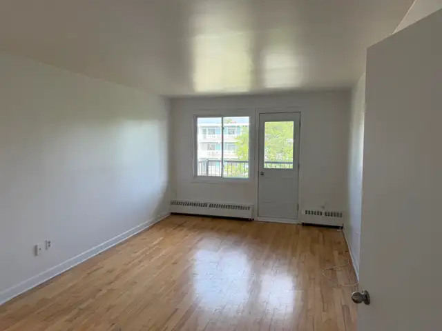 5.5-Bedroom Apartment in Ste-Foy *Near the Bridges* Available for September *FULLY REPAINED*