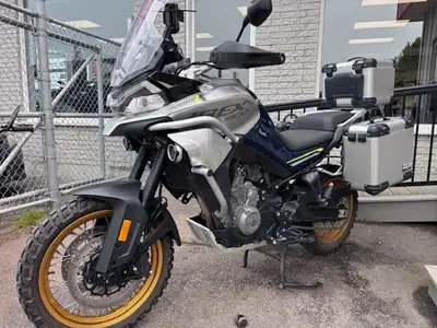 SUPERBE MOTO AVENTURE – IBEX 800 TOURING 2023 MODÈLE DÉMONSTRATEUR – FAIBLE KILOMÉTRAGE – GARANTIE D...