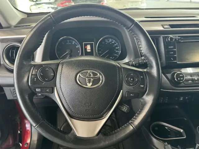 2018 Toyota RAV4 AWD XLE in Cars & Trucks in Longueuil / South Shore - Image 21