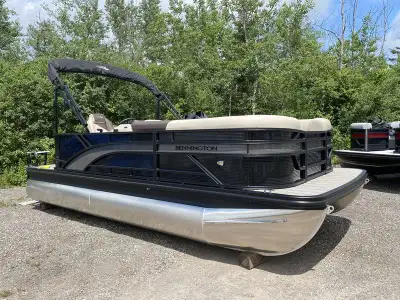 2026 Bennington 20S Cruise pontoon Finished in Gemini Black with Anthracite Accent Panel Dynamic Sty...