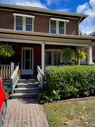 Spacious 3-bedroom, 2-storey home located in a family-friendly neighbourhood. This full-home rental...