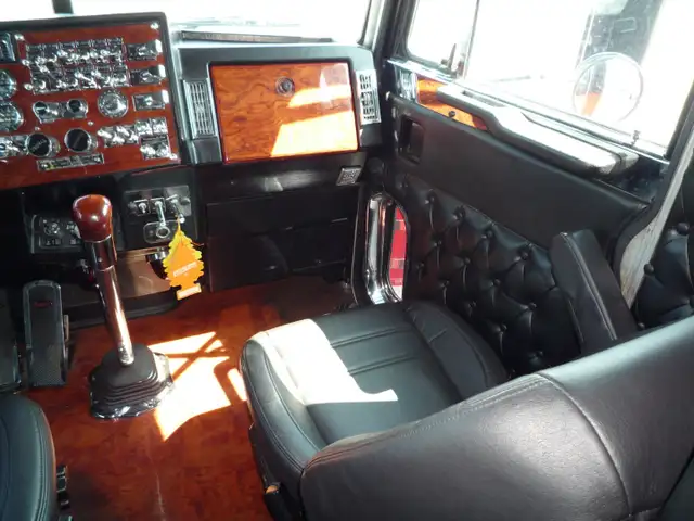 1998 Peterbilt 379  Flat Top in Heavy Trucks in Kitchener / Waterloo - Image 10