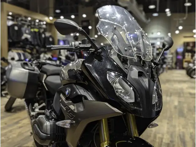 2018 BMW R 1200 RS // Frozen Bronze Metallic/Black Storm Metalli in Sport Bikes in Winnipeg - Image 4