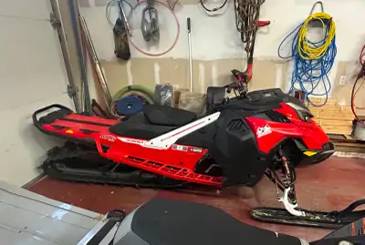 Lynx Shredder RE Turbo 850 snowmobile. Has 1038 km. Aftermarket skis, turbo tamer clutch, exhaust ca...