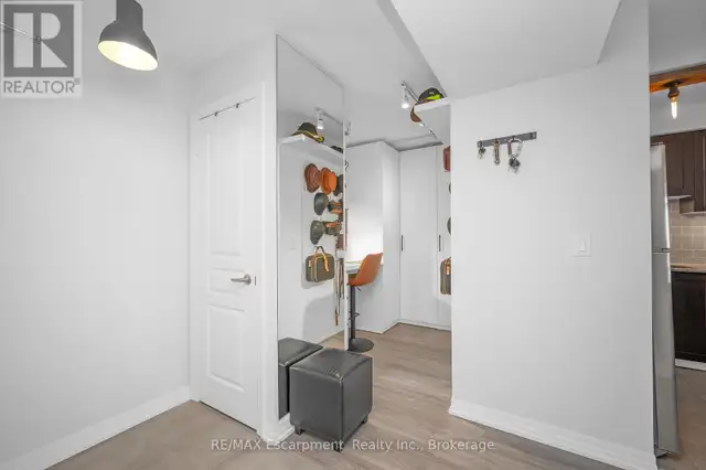 1606 - 1940 IRONSTONE DRIVE Burlington (Uptown), Ontario in Condos for Sale in Oakville / Halton Region - Image 6