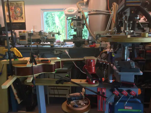 Violin, cello and string instrument Luthier550222902529239041