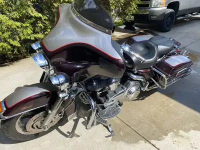 2007 Electra Glide Classic two tone black cheery paint , in very good condition , see pics , all mai...