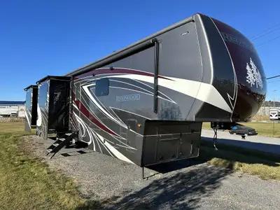 Superbe fifth wheels 2024 CrossRoads Redwood 4150RD. FULL BODY PAINT, 5 extensions, couche jusqu'à 6...