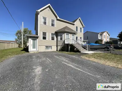 Ce duplex semi-détaché situé dans un secteur paisible et recherché, proche tous les services de Sain...