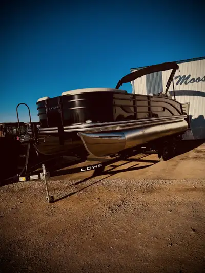The ideal pontoon for families, the SF 212 facilitates all your favorite lake activities. Dual aft f...