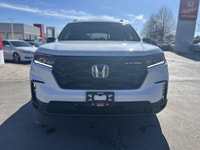 This exceptional 2025 Honda Pilot Black Edition, boasting a stunning PLATINUM WHITE PEA exterior and... (image 1)