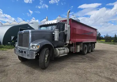 8 x 6 tridem VIN 1HTXTAPT55J143638 619,551 KM Cummins 565 18 Speed Eaton Fuller 20,000 lb front axle...