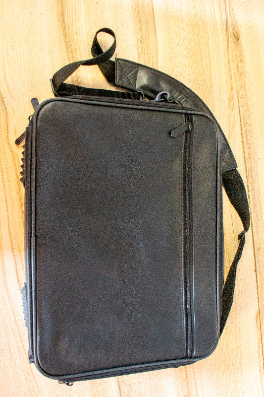 Targus Leather Laptop Bag 15 inches in Laptop Accessories in Thunder Bay - Image 2