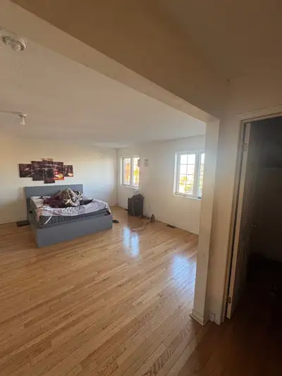 Spacious single room with private bathroom, Single room with shared washroom, Basement Rooms with sh...