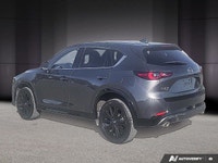 Le Mazda CX-5 GS AWD 2023 se distingue par son design raffiné et son allure sportive, fidèle au lang... (image 4)