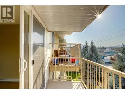Bright, south-facing top-floor 1-bedroom in the heart of downtown. Freshly painted, this open-concep...