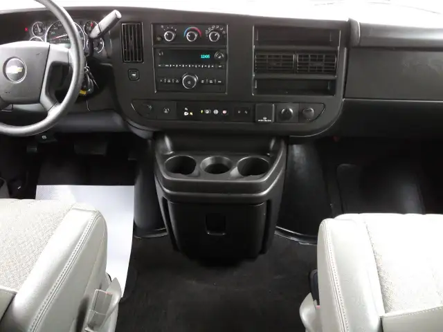 2022 Chevrolet Express 2500 LT RWD 6.6L8cylGas 12Passenger 135"W in Cars & Trucks in Brantford - Image 14