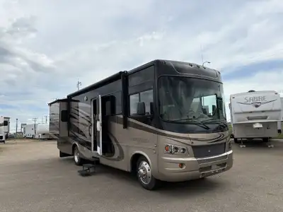 LOW kms, Well Maintained, Sleeps 6 w/King size bed! Call Dealership for more details on this Class A...