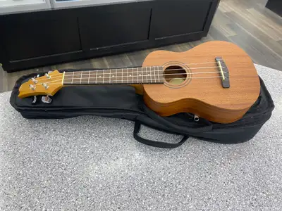 Greg Bennett UK-50 Ukulele Item# 1411448 -Includes bag -Great condition Swap Shop 416-701-1701 WE BU...