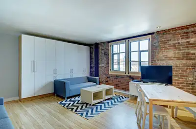 Appartement studio entièrement meublé, situé au cœur du Vieux-Québec, au coin de la rue Ste-Anne et...