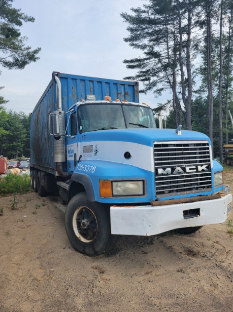 USED 1995 CL713 Mack Clam Truck FOR SALE in Heavy Equipment Parts & Accessories in Ottawa - Image 2