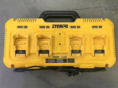 Dewalt 12V/ 20V/ 60V MAX Multiport Simultaneous Fast Charger Model: DCB104 Simulatenous Charging: 8...