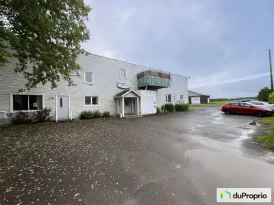 Propriété à revenu rénovée au fils des années. Bons revenus pour les logements et l'immeuble offre u...