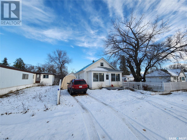 317 3rd STREET Chaplin, Saskatchewan in Houses for Sale in Moose Jaw - Image 2