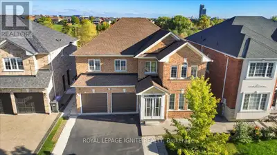 Ravine! Ravine! Ravine!!! Gorgeous, Absolutely Stunning, Detached, All Brick, 4 Bedroom Home with Tw...