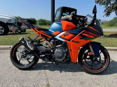 Just in... Excellent condition 2023 KTM RC 390! Incredible performance entry level sport bike. Cheap...