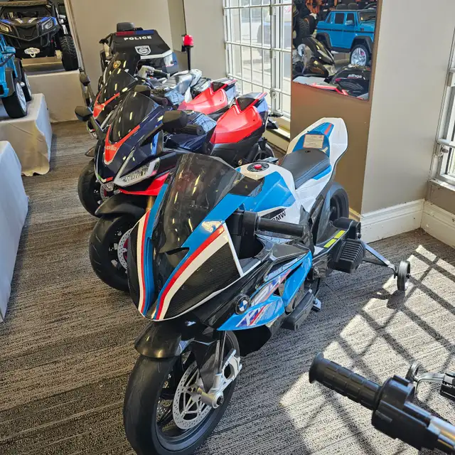 Black Friday!! 12V BMW HP4 RACE MOTORCYCLE BIKE FOR KIDS! RUB in Toys & Games in Mississauga / Peel Region - Image 7